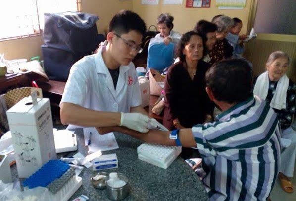 Chia sẻ với bà con nghèo tại Bến Tre bị ảnh hưởng của nhiễm mặn.
