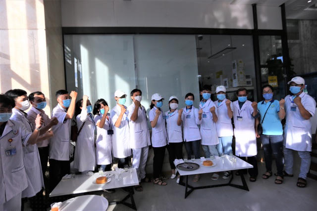 Các y bác sĩ của các địa phương như Hải Phòng, Bình Định, Huế đã tình nguyện vào hỗ trợ Đà Nẵng