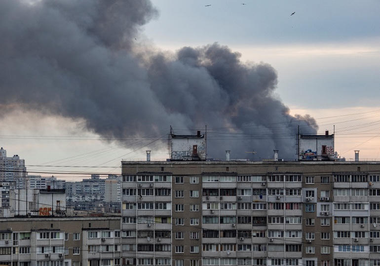 Khói bốc lên ở Kiev sau các vụ tấn công hôm 5/6 (Ảnh: Reuters).