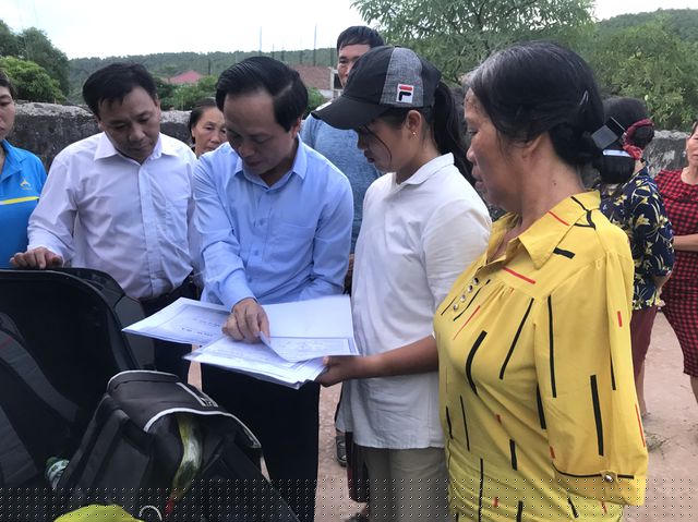 Trước khi đi, các thầy cẩn thận kiểm tra hồ sơ của Ngọc để xem đầy đủ chưa cho kịp nhập học.