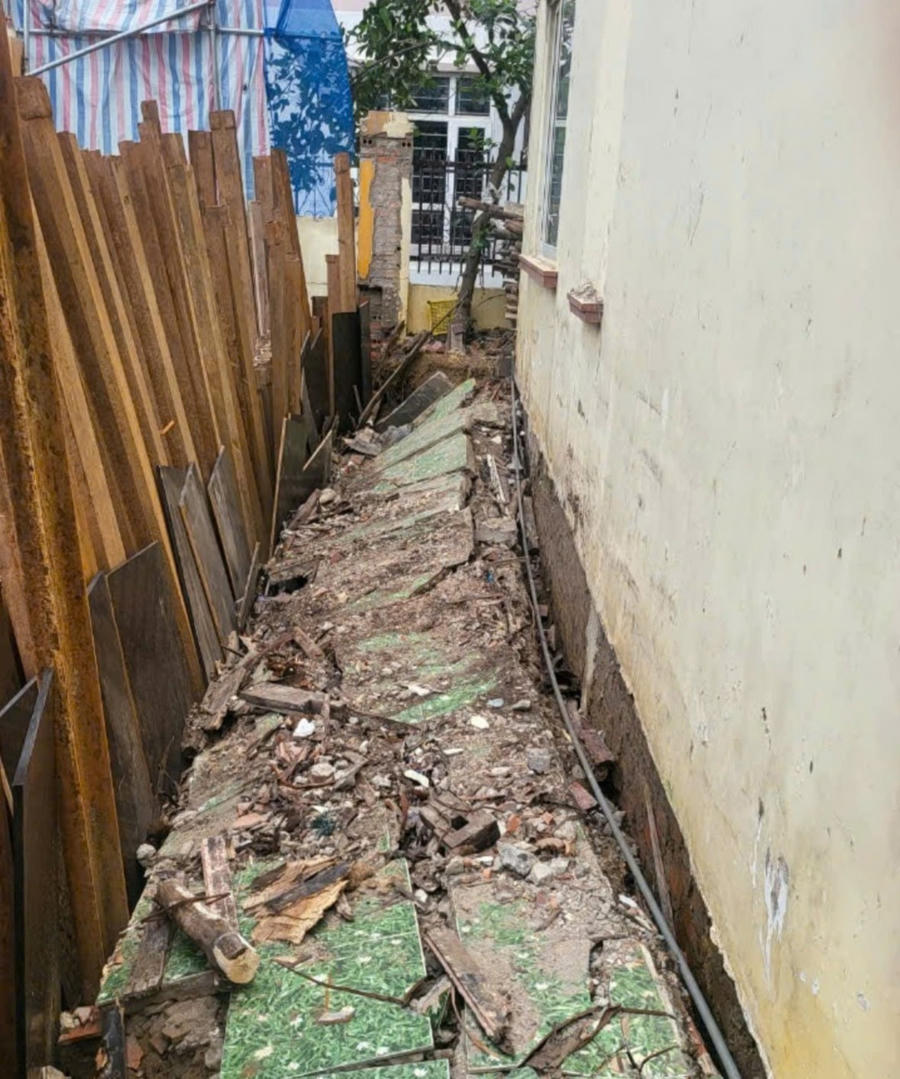 Toàn bộ lối đi được lát gạch hoa đã bị sụt lún, hở cả móng nhà của nhà bà Nhung.