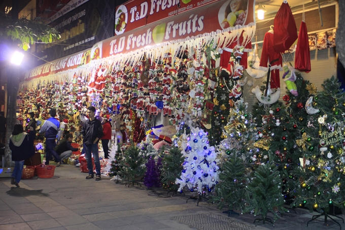 Cây thông Noel và các món đồ Giáng sinh được bày bán khắp nơi