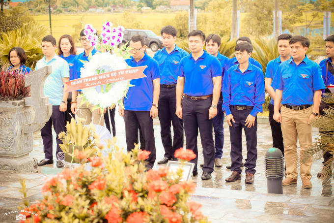 Đoàn thanh niên Bộ Tư pháp đã đến và dâng hương tại phần mộ Lý Tự Trọng.