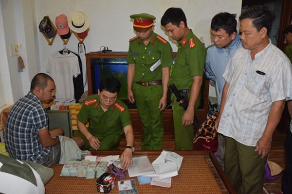 Công an tổ chức khám xét nhà đối tượng...