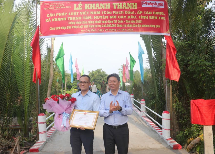 Ông Trần Thanh Lâm - Phó Bí thư Thường trực Tỉnh ủy Bến Tre trao bằng khen cho Báo Pháp luật Việt Nam.