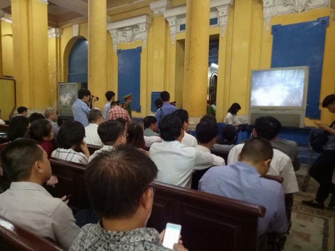 Theo dõi phiên tòa trên màn hình lớn.