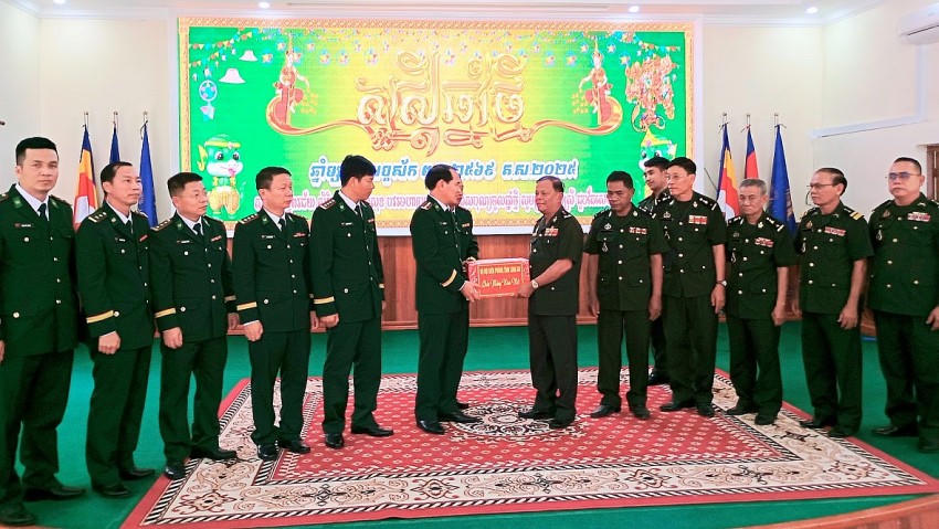 BĐBP tỉnh Long An tặng quà, chúc tết lực lượng Tiểu khu Quân sự tỉnh Pray Veng. Ảnh: Luận Quân Phương