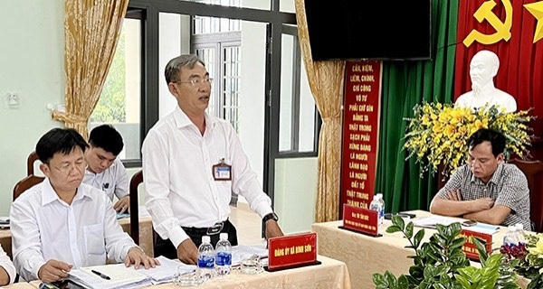 Bí thư Đảng ủy xã Bình Sơn - Nguyễn Văn Hiếu báo cáo kết quả thực hiện nhiệm vụ chính trị của đảng bộ xã trong thời gian qua.