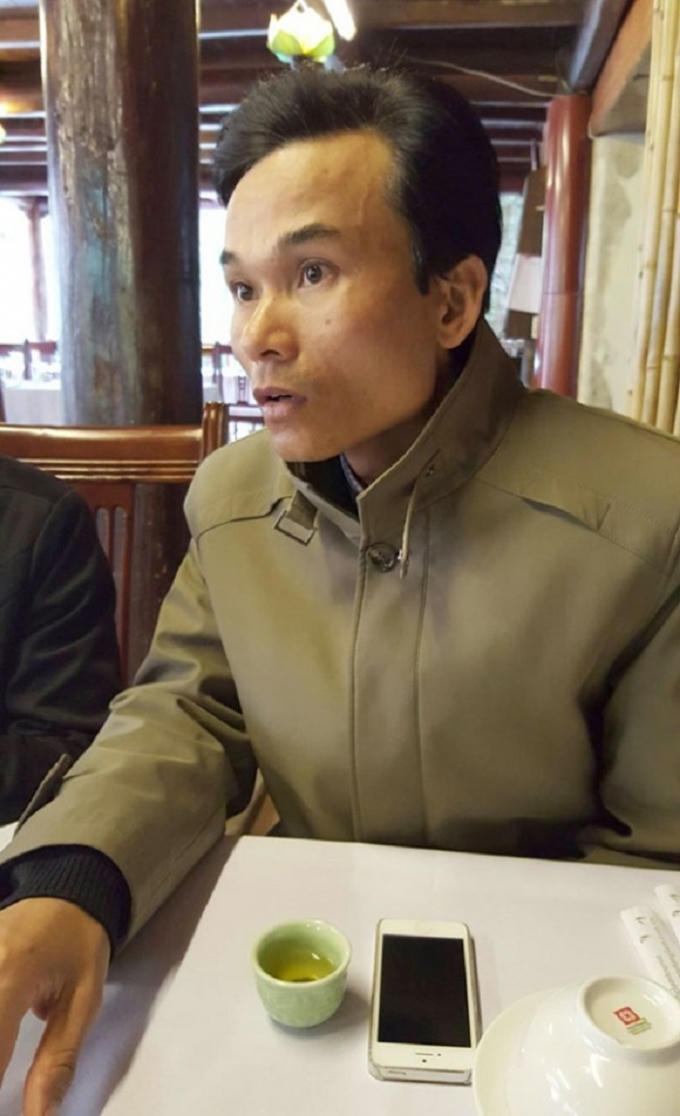 Ông Lê Trọng Thanh, Phó giám đốc Công ty Tùng Lâm trao đổi với nhà báo.