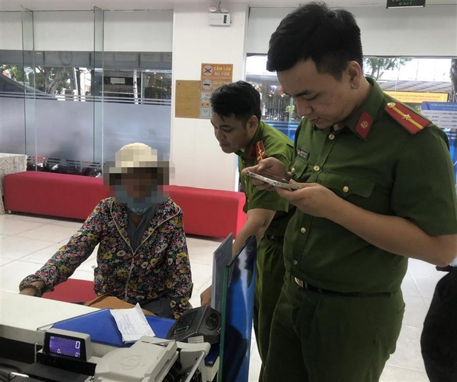 Công an phường Nam Dương, quận Hải Châu, TP Đà Nẵng (cũ) phát hiện, ngăn chặn người phụ nữ chuyển số tiền 300 triệu đồng cho đối tượng giả danh công an lừa đảo. (Ảnh: Công an TP Đà Nẵng)
