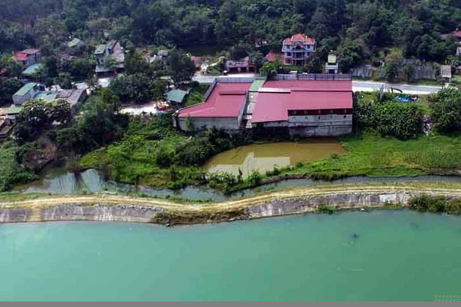 Dãy nhà kho của ông Cường bị nước 'bủa vây'.