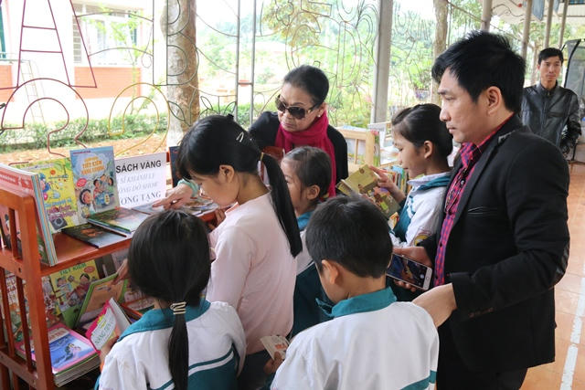 Danh ca Kh&aacute;nh Ly &acirc;n cần, &acirc;u yếm với c&aacute;c em nhiễm HIV trong buổi từ thiện tại Ba V&igrave;