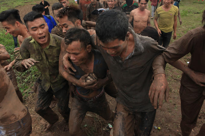 Lễ hội Phết Hiền Quan 2018: Hàng trăm trai tráng tranh giành nhau quả phết lấy may