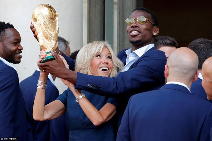 Pogba chụp ảnh kỷ niệm cùng phu nhân Tổng thống Pháp.