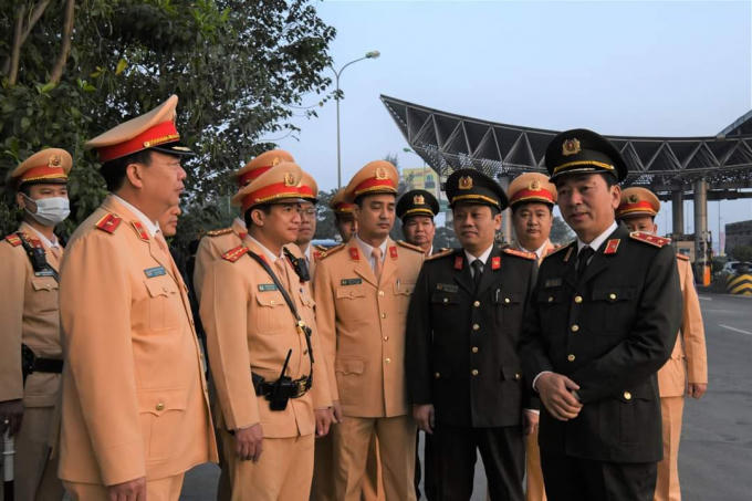 Thứ trưởng Trần Quốc Tỏ kiểm tra công tác bảo đảm TT ATGT trên tuyến cao tốc Pháp Vân Cầu