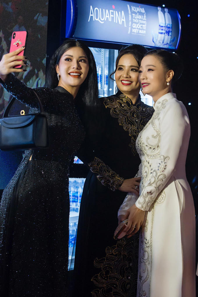 Với lòng mến mộ chân thành, nhiều nghệ sĩ Việt không những đến tham dự mà còn tinh tế chọn cho mình bộ trang phục áo dài để cùng chờ đón phần trình diễn của NTK Minh Châu.