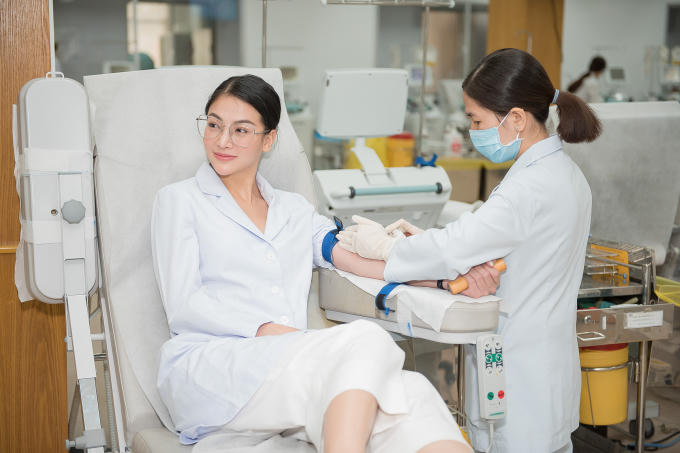 Hoa hậu Phương Khánh đi hiến máu nhân dịp sinh nhật đầy ý nghĩa