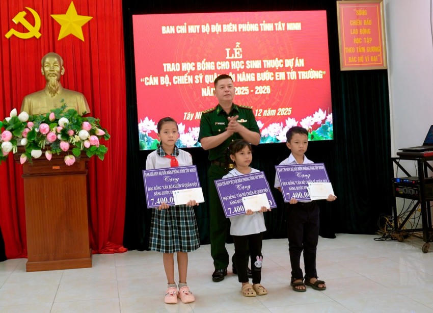 Thượng tá Phạm Thành Trung – Đồn trưởng Đồn Biên phòng Cửa khẩu Mỹ Quý Tây trao học bổng cho các em học sinh.