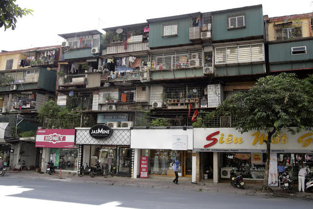 Tình trạng chung của các tập thể cũ là việc cơi nới diện tích ở, nhiều tòa nhà không thể nhận ra hình dáng ban đầu. Trong ảnh là dãy nhà A2 tập thể Kim Liên.