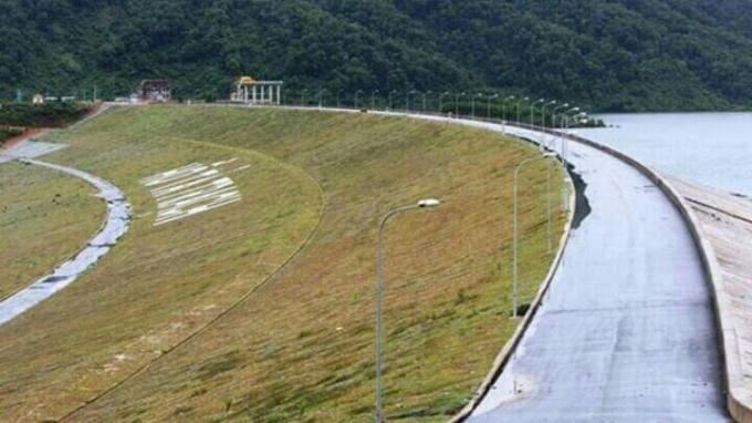 Công trình còn có một kỷ lục là đập đất cao nhất Việt Nam, với chiều cao nơi cao nhất là 60m.
