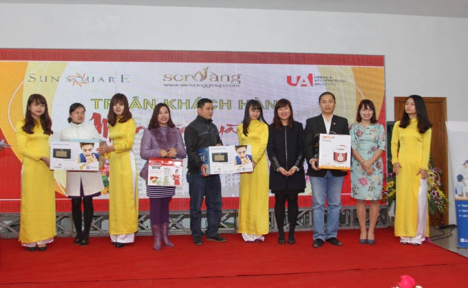 Nhiều khách trúng giải tại buổi lễ tri ân.