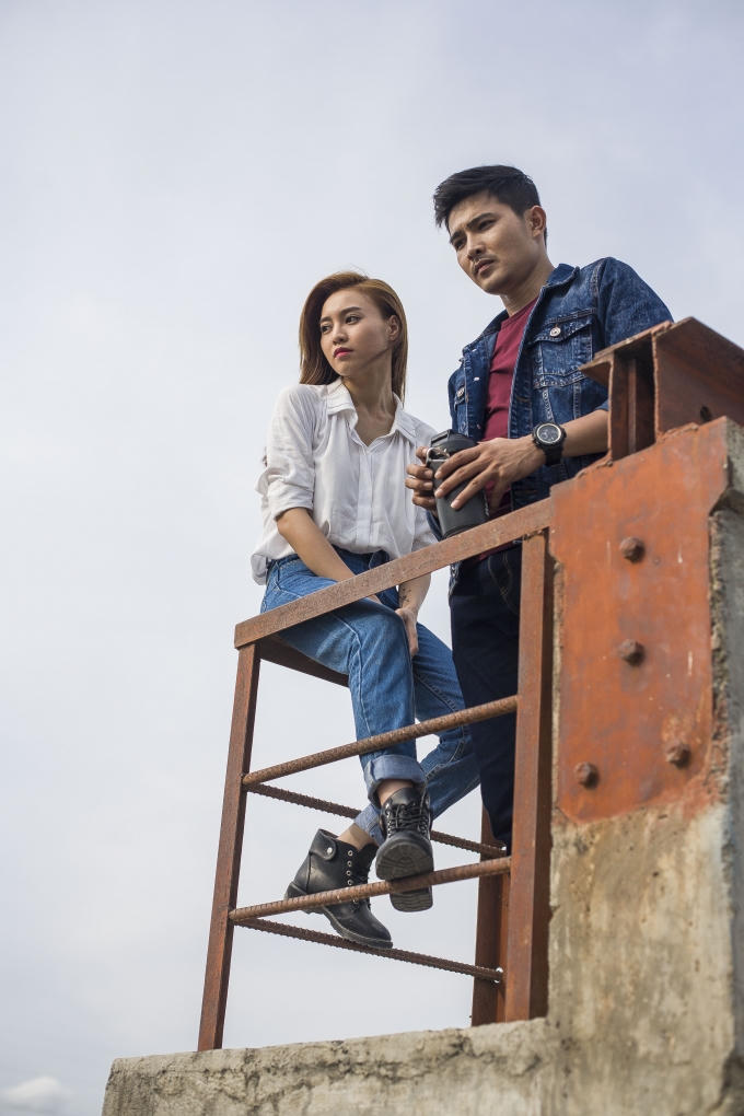Cô lại vướng vào tình tay ba với hai trai đẹp Quang Sự và Trần Tuấn Lương.