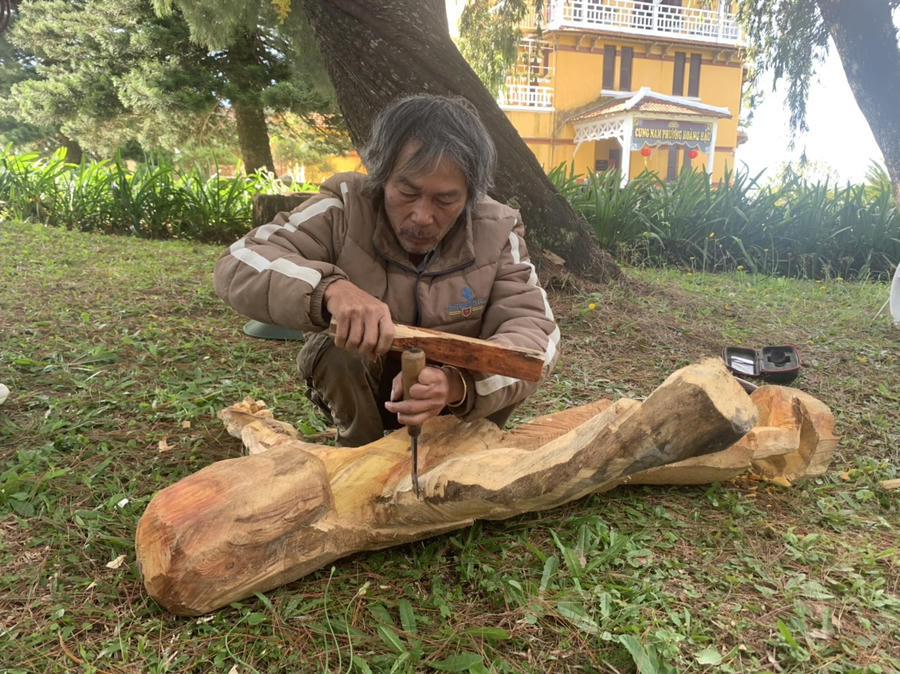 Nghệ nhân K Minh Tuấn đang tạo hình cho bức tượng trong Triển lãm.