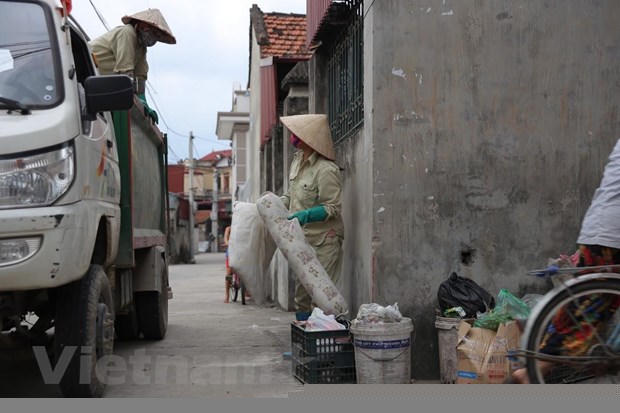 Công việc thu gom rác ngõ xóm tại huyện Phú Xuyên, thành phố Hà Nội.(Ảnh: P.V/Vietnam+).