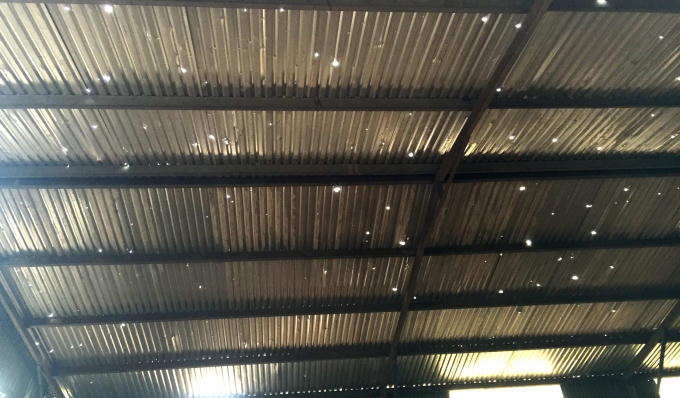 "Mưa đầu đạn" đã làm mái tôn của một gia đình cách trung tâm vụ nổ 50m bị thủng lỗ chỗ.