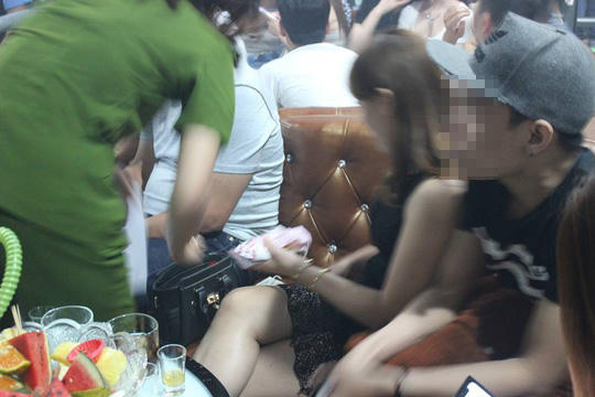 Tất cả người trong bar bị đưa đi kiểm tra ma túy, trong đó 80 người được xác định dương tính với ma túy. (Ảnh: báo Người lao động)