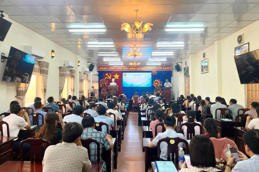 Quang cảnh lễ bế mạc lớp bồi dưỡng tập huấn nâng cao năng lực cho đội ngũ công chức Tư pháp khi tổ chức chính quyền địa phương 2 cấp (lớp tập huấn lần thứ 2).