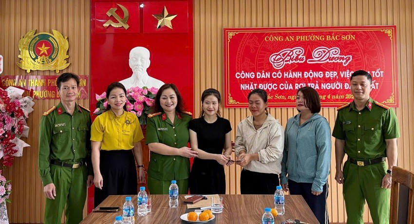 Công an phường Bắc Sơn trao thưởng và biểu dương hành động đẹp của chị Nguyễn Thị Hằng.