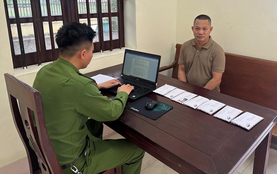 Lấy lời khai của đối tượng Thái Doãn Hổ - Ảnh Công an Nghệ An.