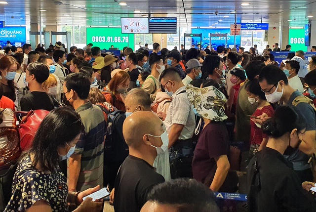 Không phải cao điểm Tết nguyên đán những năm chưa xuất hiện dịch Covid-19 nhưng hành khách được khuyến cáo đến sớm ít nhất 2 tiếng so với giờ khởi hành.