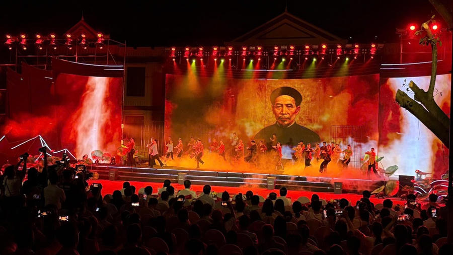 Hàng ngàn người dân cùng tham dự chương trình.