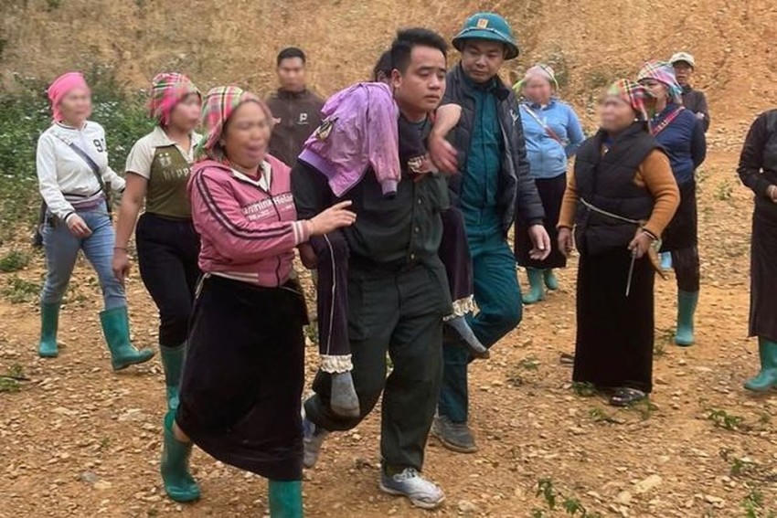 Lực lượng Công an xã Khoen On và tổ tìm kiếm hỗ trợ sơ cứu, đưa nạn nhân ra khỏi rừng.