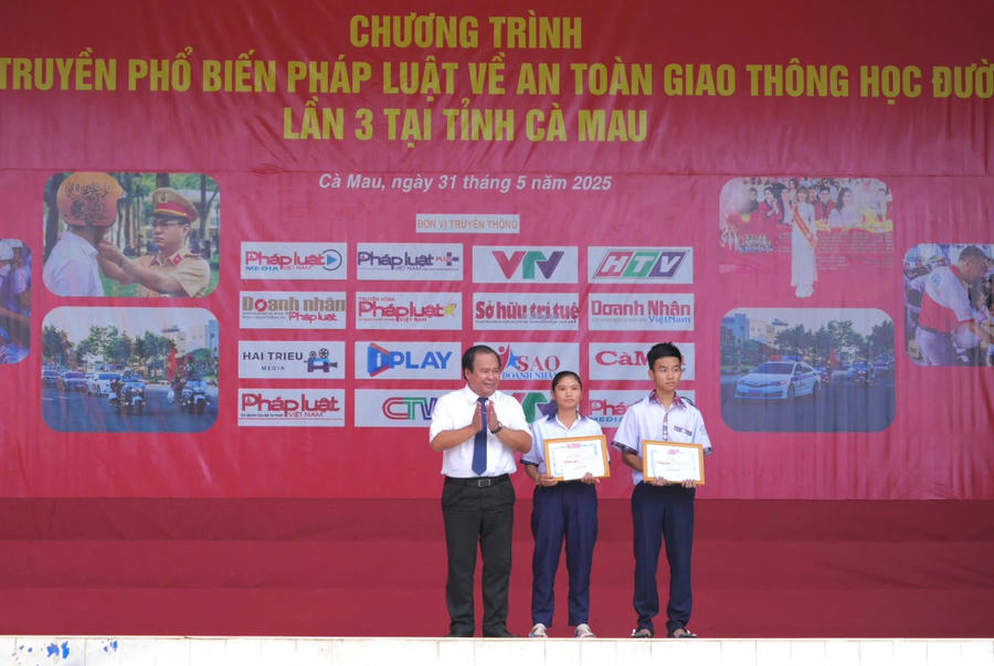 Ông Nguyễn Minh Luân - Ủy viên BTV Tỉnh ủy, Phó Chủ tịch UBND tỉnh Cà Mau, trao giải Nhất Cuộc thi “Tìm hiểu về luật giao thông đường bộ và an toàn giao thông học đường lần 3 cho học sinh THCS và THPT toàn tỉnh Cà Mau”.