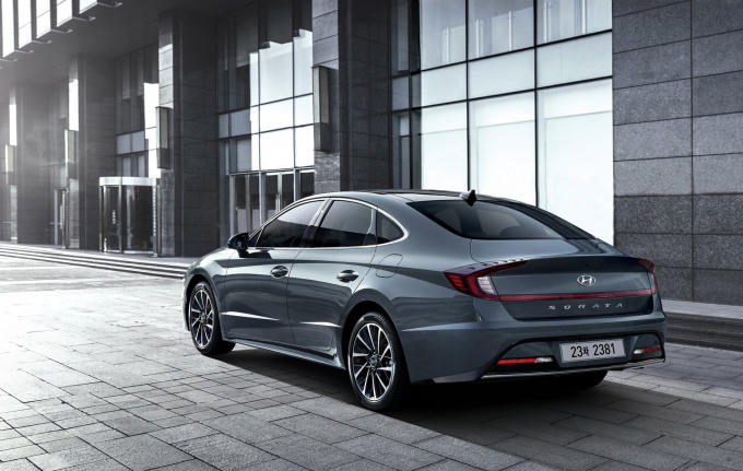 Với c&uacute; lột x&aacute;c ngoạn mục về thiết kế, Hyundai Sonata 2020 vừa ra mắt thị trường H&agrave;n Quốc với gi&aacute; b&aacute;n từ 18.944 - 29.115 USD (~ 440,5 - 677 triệu VNĐ), hiện đ&atilde; c&oacute; 12.223 đơn đặt mua Sonata ho&agrave;n to&agrave;n mới.