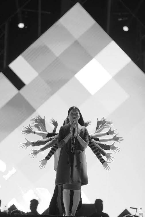 M&agrave;n Mẹ-t&acirc;m linh được d&agrave;n dựng ho&agrave;n tr&aacute;ng v&agrave; x&uacute;c động.