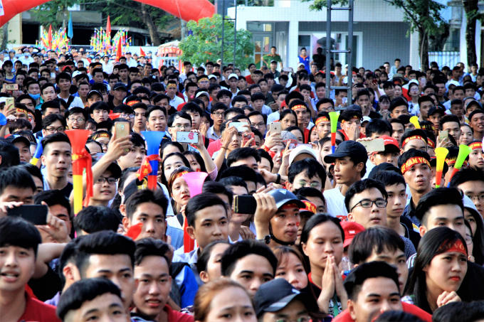 Vẻ thất vọng của cổ động viên khi chứng kiến đội nhà tuột mất HCĐ tại ASIAD.