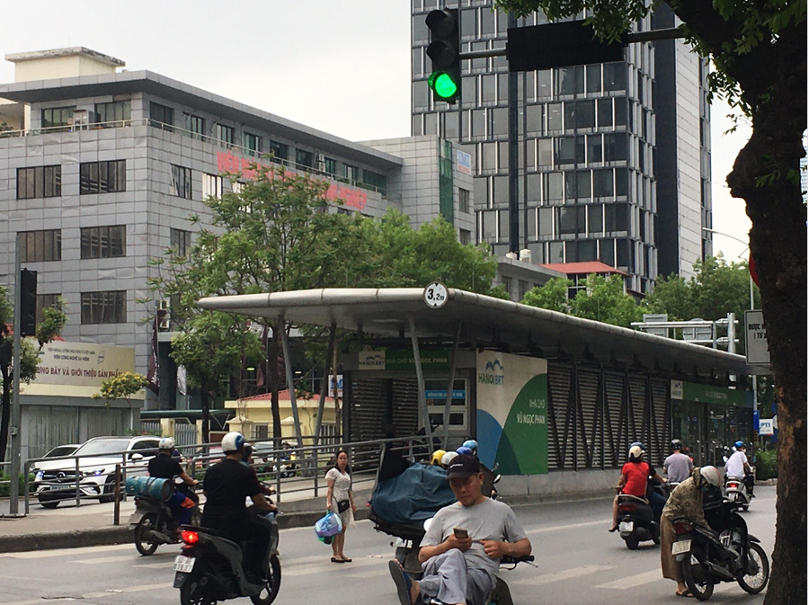 Tại điểm đèn cho người đi bộ trên đường Láng Hạ, người dân không quan tâm đến tín hiệu, mà vẫn giữ thói quen cũ khi sang đường.