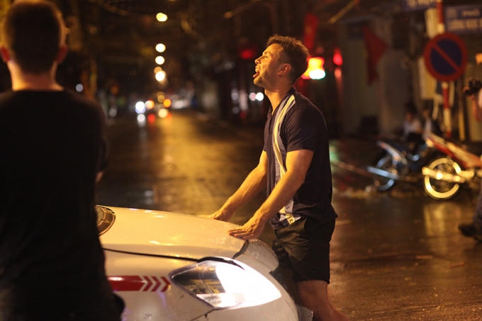 Tuy nhiên, cũng có nhiều du khách phấn khích hơi... quá mức khi chặn cả taxi lại.