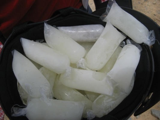 Những chiếc kem túi được bán với giá 1000 đồng/ 10 túi được coi là một sự lựa chọn thông minh và rất biết nhận định tình hình "kinh tế" của các bạn nhỏ lúc đó. Ảnh: sưu tầm.