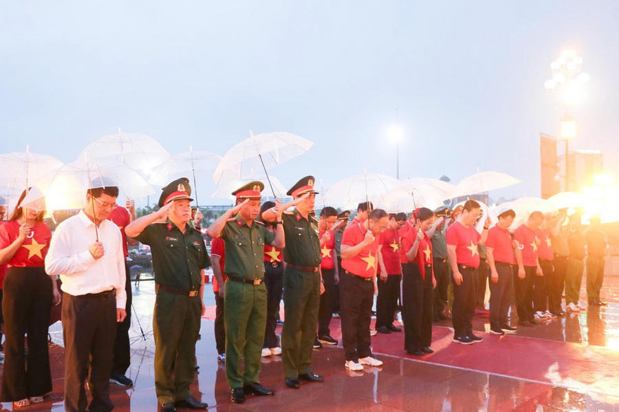 Các Đại biểu dâng hương tưởng niệm Chủ tịch Hồ Chí Minh.