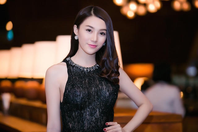 Làn da mịn màng hơn, gương mặt thon gọn và thanh thoát, chiếc mũi cũng cao hơn rất nhiều so với trước kia.