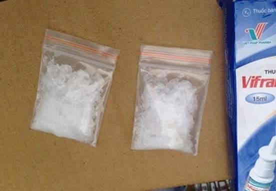 02 túi nilon chứa chất tinh thể màu trắng (nghi là ma túy đá) được Tổ công tác Y2/141 phát hiện.