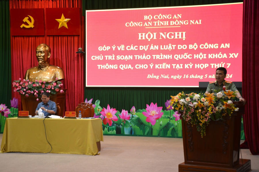Ông Quảng Minh Cường, Trưởng đoàn đại biểu Quốc hội tỉnh Đồng Nai cùng Thiếu tướng Nguyễn Sỹ Quang, Giám đốc Công an tỉnh Đồng Nai chủ trì hội nghị.