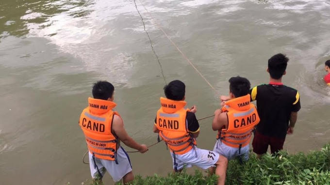 Ngày 11/7 vừa qua, lực lượng cứu hộ, cứu nạn đang tìm kiếm 1 học sinh bị mất tích do đuối nước ở sông Đào (thuộc Khu 3, thị trấn Lam Sơn huyện Thọ Xuân, Thanh Hóa).