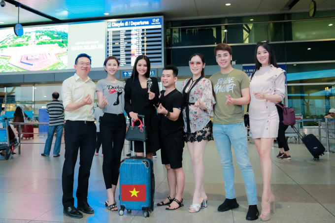 Hoa hậu châu Á thế giới Chi Nguyễn, Á vương Quốc tế Hoàng Phi Kha, người mẫu Vương Bảo Ngọc, người mẫu Dương Yến Phi đã có mặt để động viên tinh thần đồng thời gởi đến Khả Hân những lời chúc tốt đẹp nhất.