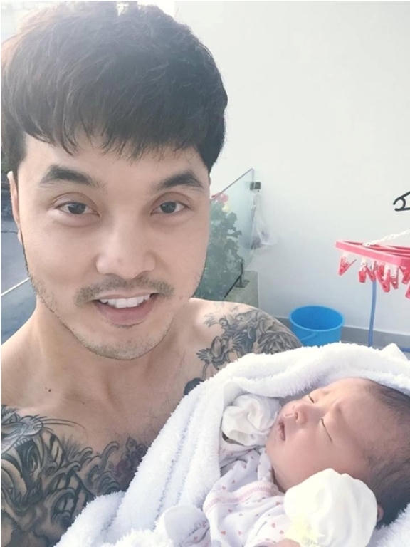 Cu cậu được bố Ưng Hoàng Phúc đặt tên là Nguyễn Quốc Minh.